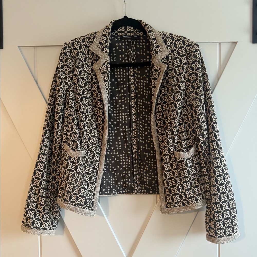 Jones New York black and tan eyelet blazer / jacket size 6.